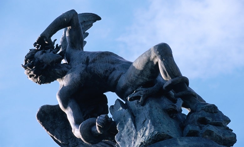 مجسمه فرشته سقوط کرده در پارک رتیرو