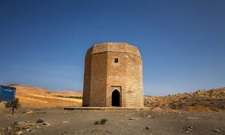 معماری برج آرامگاه بابا حسین