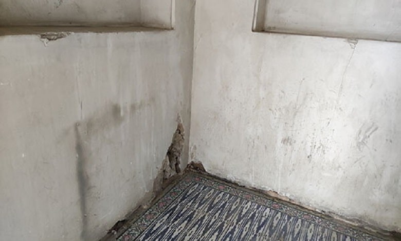 گچ دیوار اتاق های خانه زینت الملک ریخته است