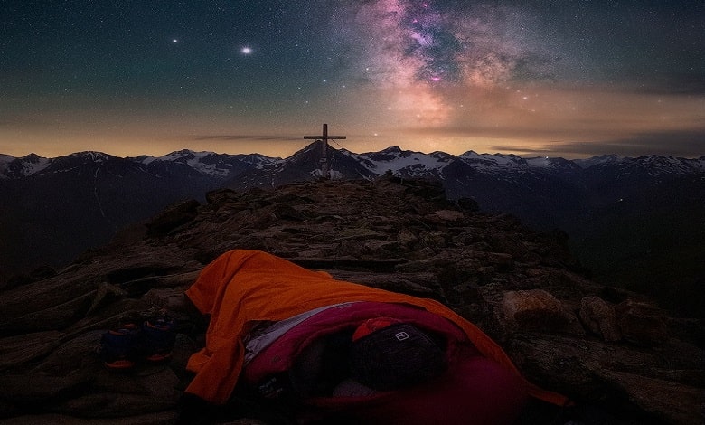 خوابیدن بر روی قله آلپ و تماشای آسمان