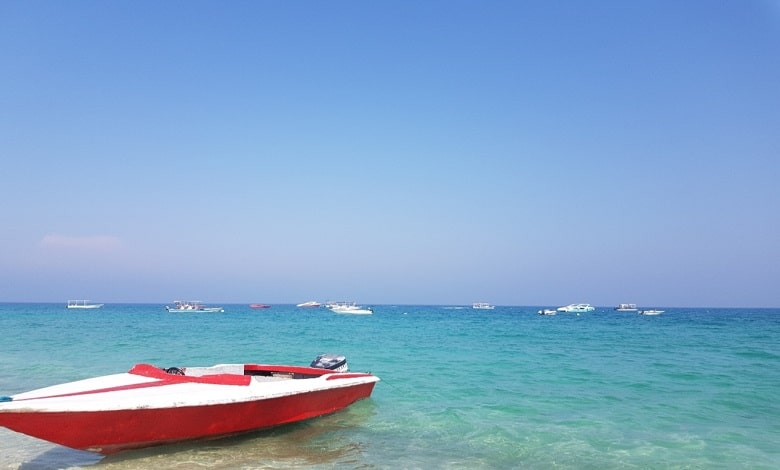 قایق‌ سواری در ساحل مرجان کیش