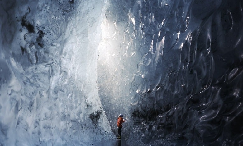 تنها درون غار یخی