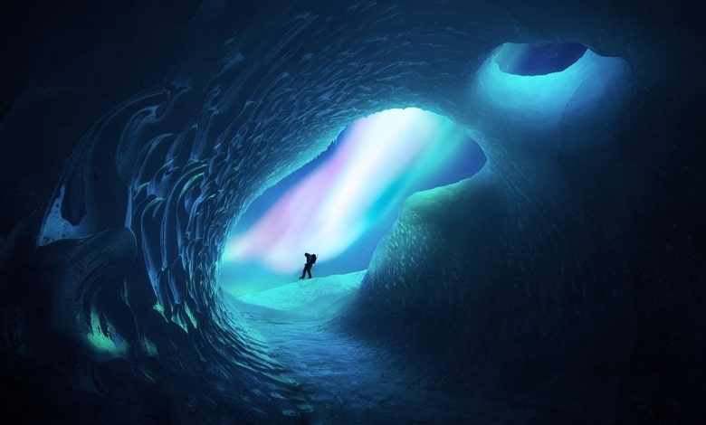 شفق های قطبی از درون غار یخی