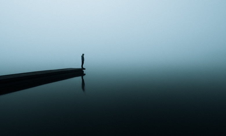 انسان در مه کنار دریاچه