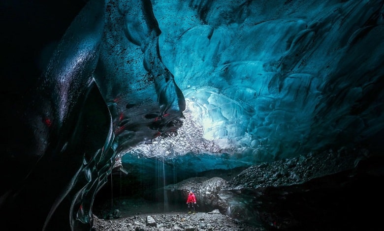 رایان نیوبرن درون غار یخچالی ایسلند