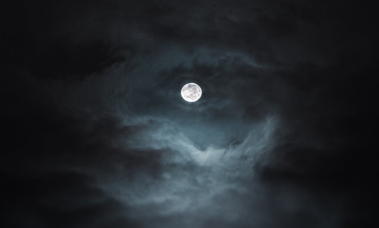 ماه در تاریکی مطلق