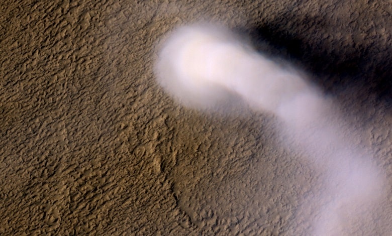 یک شیطان گرد و غبار مریخی دور می چرخد
