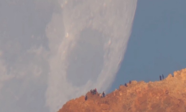 غروب ماه در پشت آتشفشان Teide