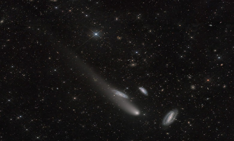 سه کهکشان و یک دنباله دار