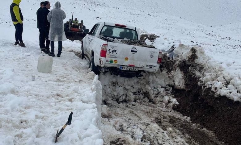5 گردشگر گرفتار در برف در دریاچه تار نجات یافتند