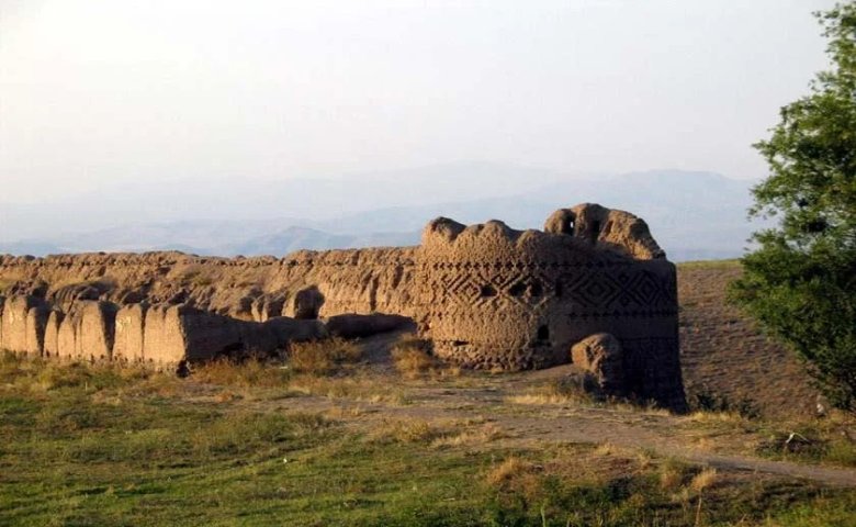 معماری کهنه قلعه مشگین شهر