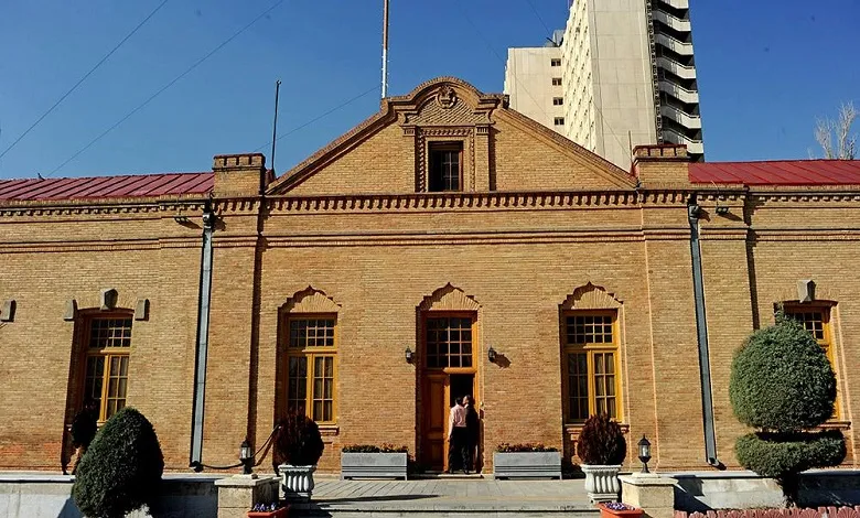 عمارت کلاه فرنگی بی سیم کجاست؟