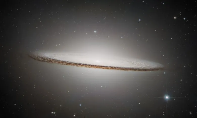 کهکشان Sombrero که در فاصله 30 میلیون سال نوری