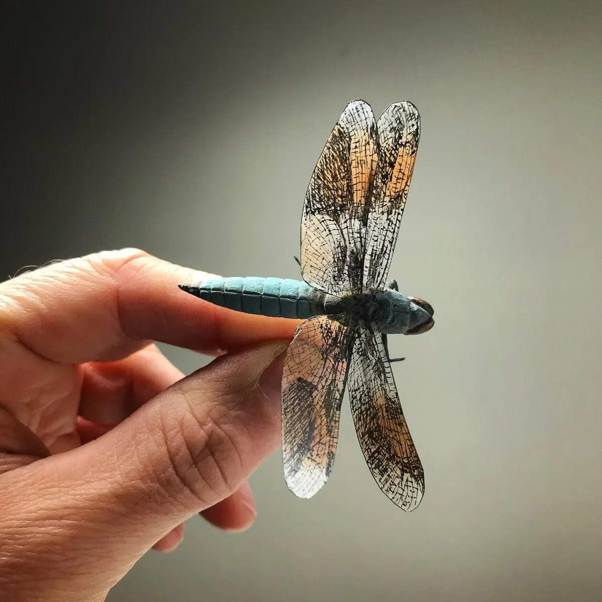 قاصدک چوبی که با نمونه زنده مو نمی‌زند