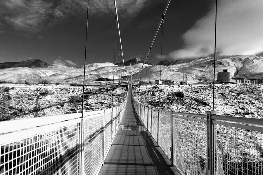 پل معلق در دهکده گردشگری دربند سرعین