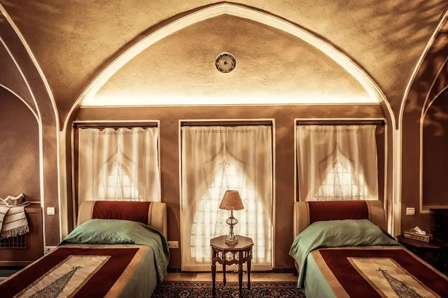 اتاق سه دری در خانه عامریها