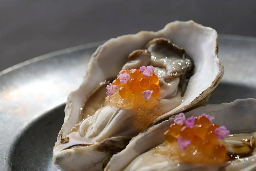 غذای دریایی در داخل صدف