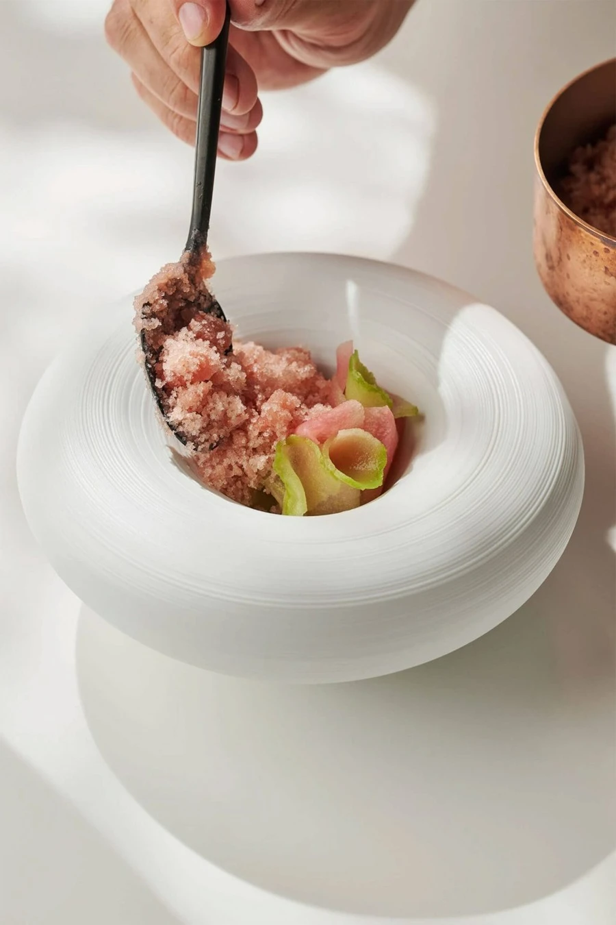 لحظه درست کردن غذای دریایی