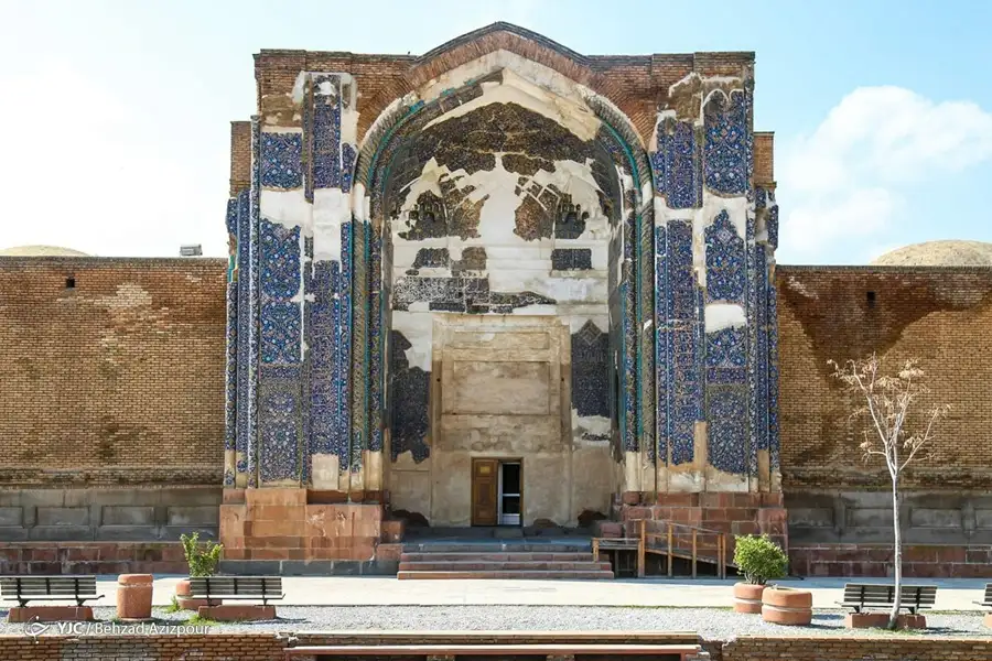 مسجد کبود در پاییز