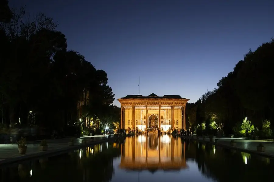 کاخ چهلستون در پاییز