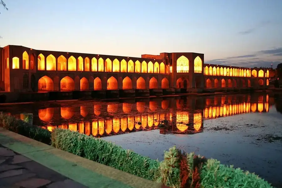 پل خواجو از جاهای دیدنی اصفهان در پاییز