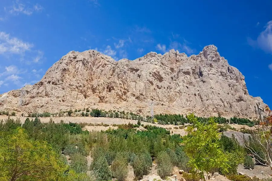 کوه صفه از جاهای دیدنی اصفهان در پاییز