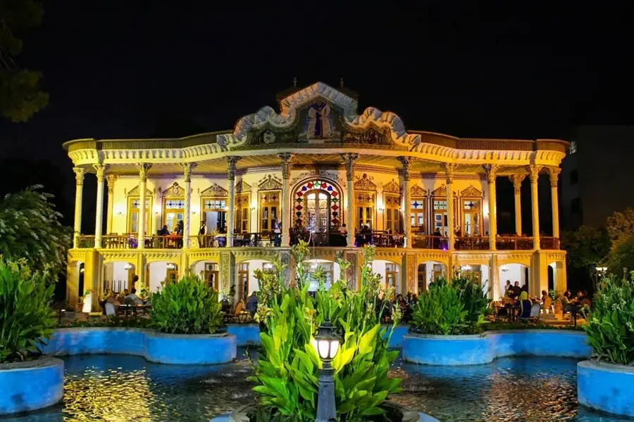 باغ ارم در شب