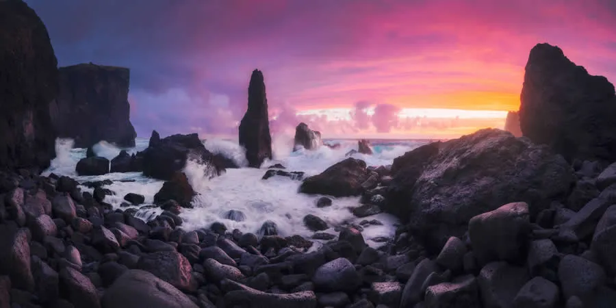 ترکیب صخره و آسمان بنفش