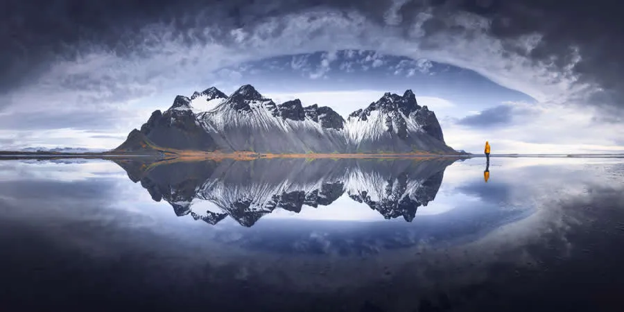 یک پانورامای زیبا از کوهستان