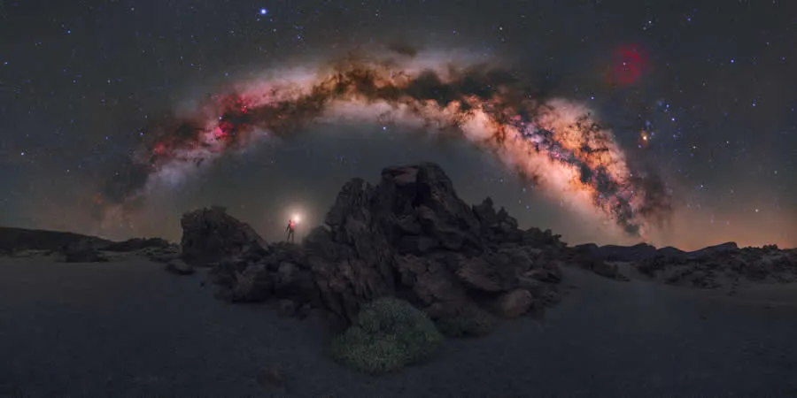 ترکیب کوهستان و آسمان پر ستاره