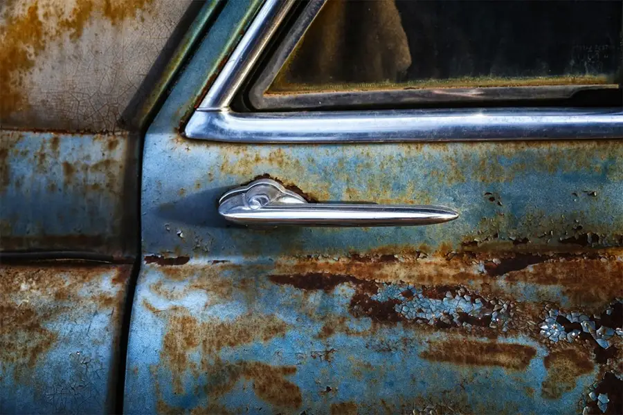 دستگیره یک ماشین قدیمی زیر لایهای از زنگزدگی
