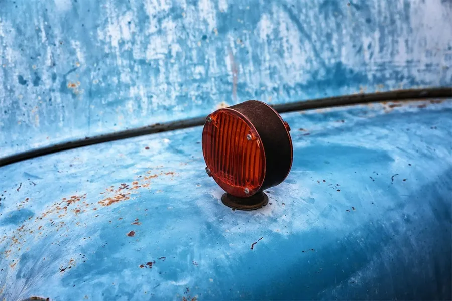 چراغی قدیمی اما زیبا روی یک خودروی کلاسیک