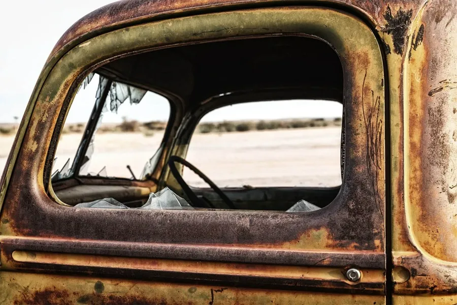 خودرویی کلاسیک که تمام بدنه آن زنگ زده است