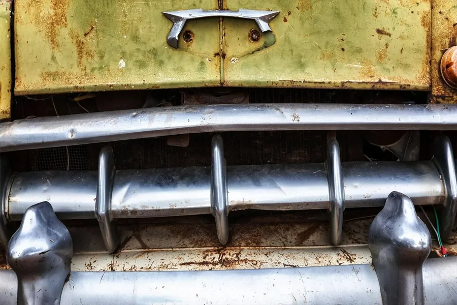 جلو پنجره زیبا و جذاب یک خودروی قدیمی