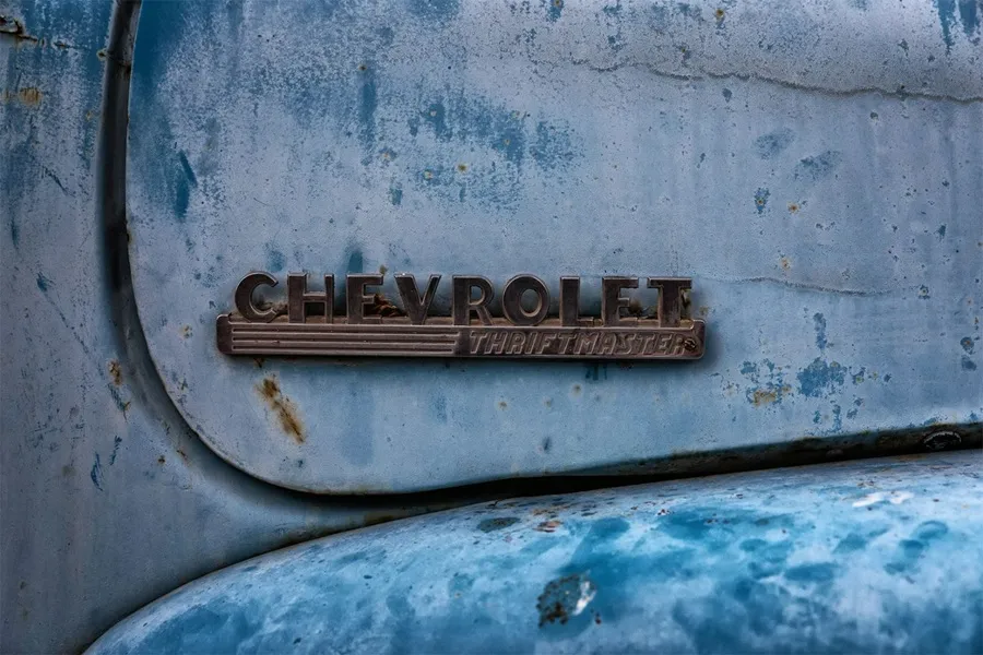 نوشته شورولت روی صندوق عقب یک خودروی کلاسیک