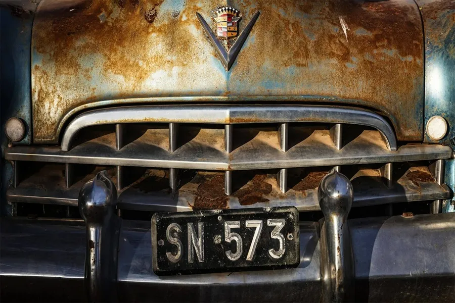 ماشین قدیمی پورش که در دل تاریخ غرق شده است