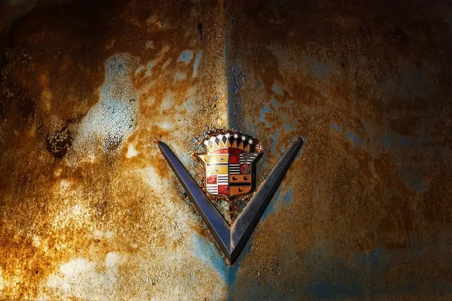 لوگو زیبای پورش در یک ماشین قدیمی