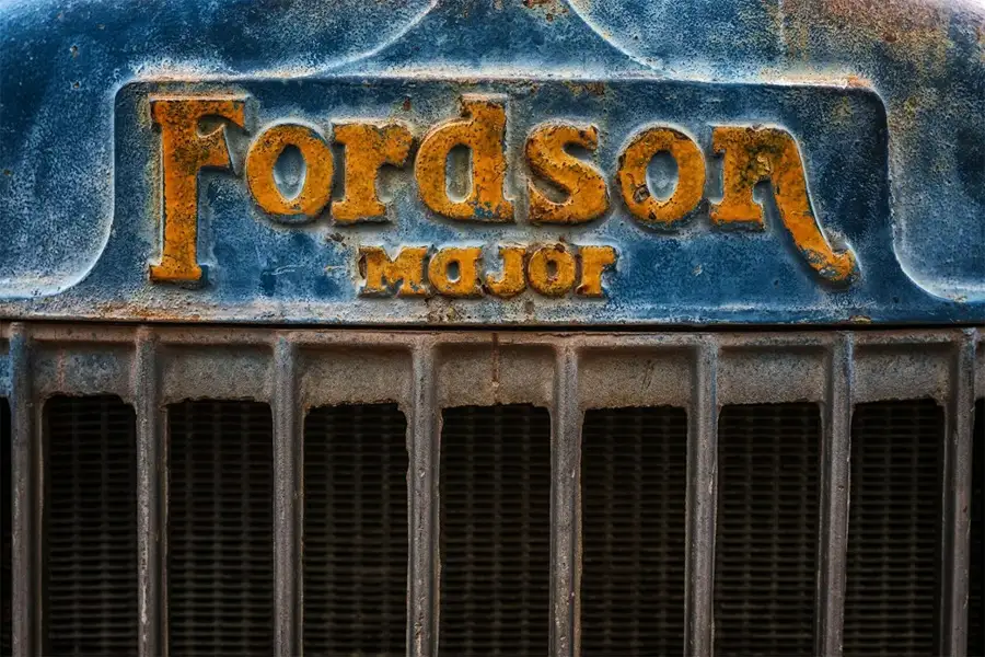 خودروی کلاسیک فورد با لوگویی زیبا