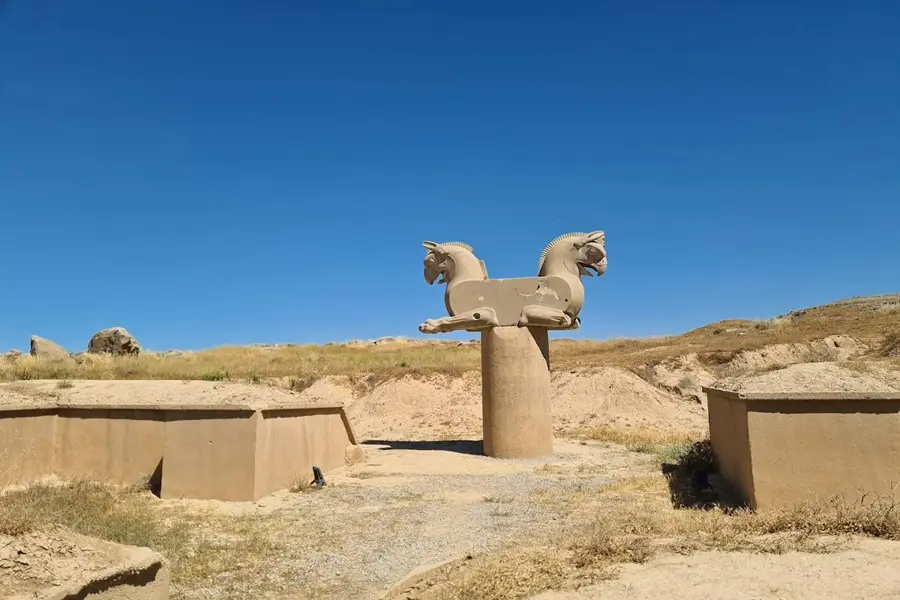 تخت جمشید در پاییز