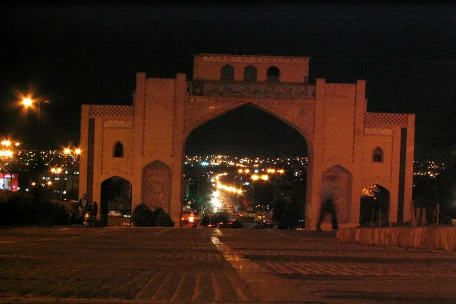 دروازه قرآن در شب