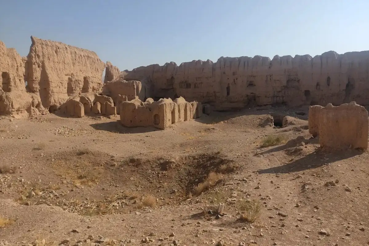 معماری و ساختار قلعه نشست‌آباد