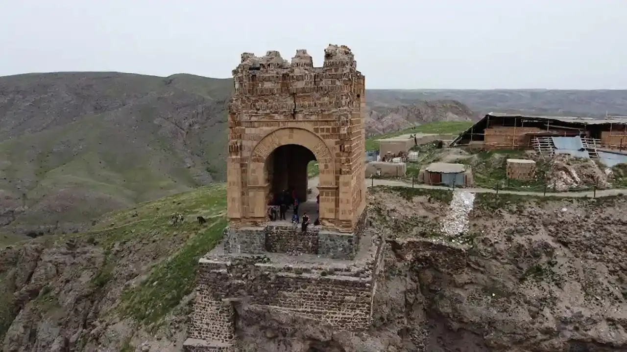 بهره‌برداری از نورپردازی قلعه ضحاک