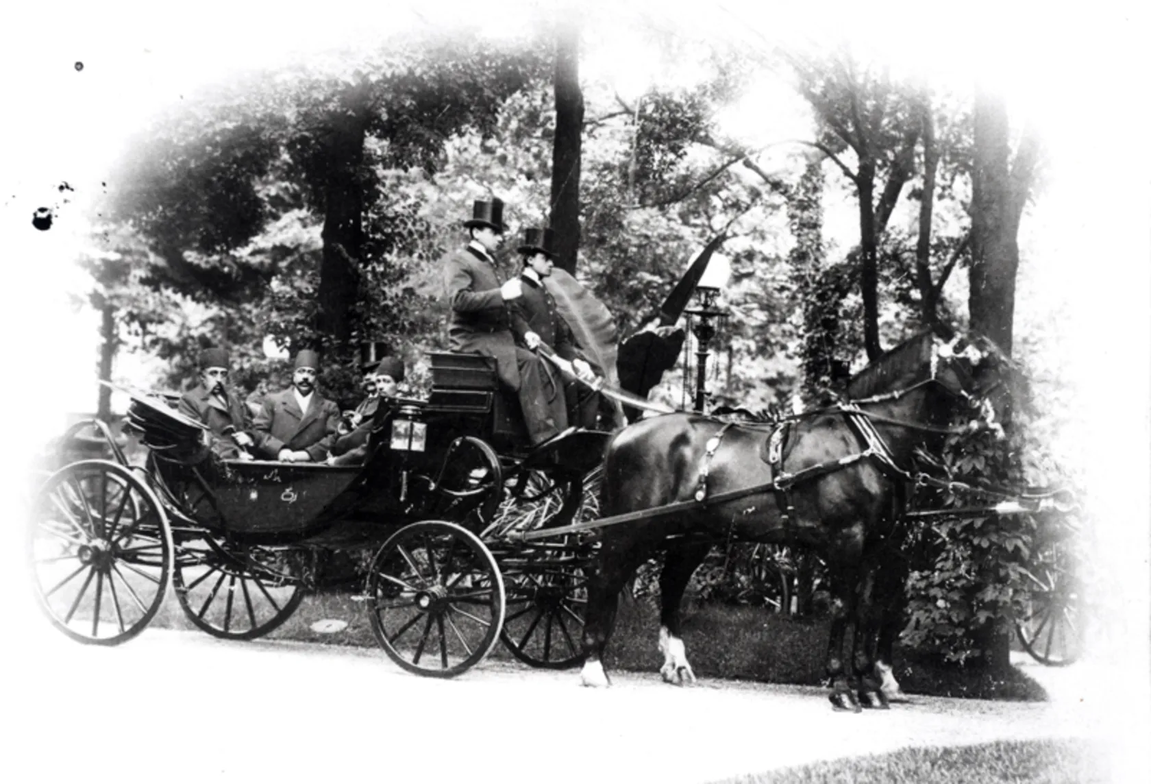 تصویری از کالسکه‌سواری مظفرالدین شاه قاجار در پاریس