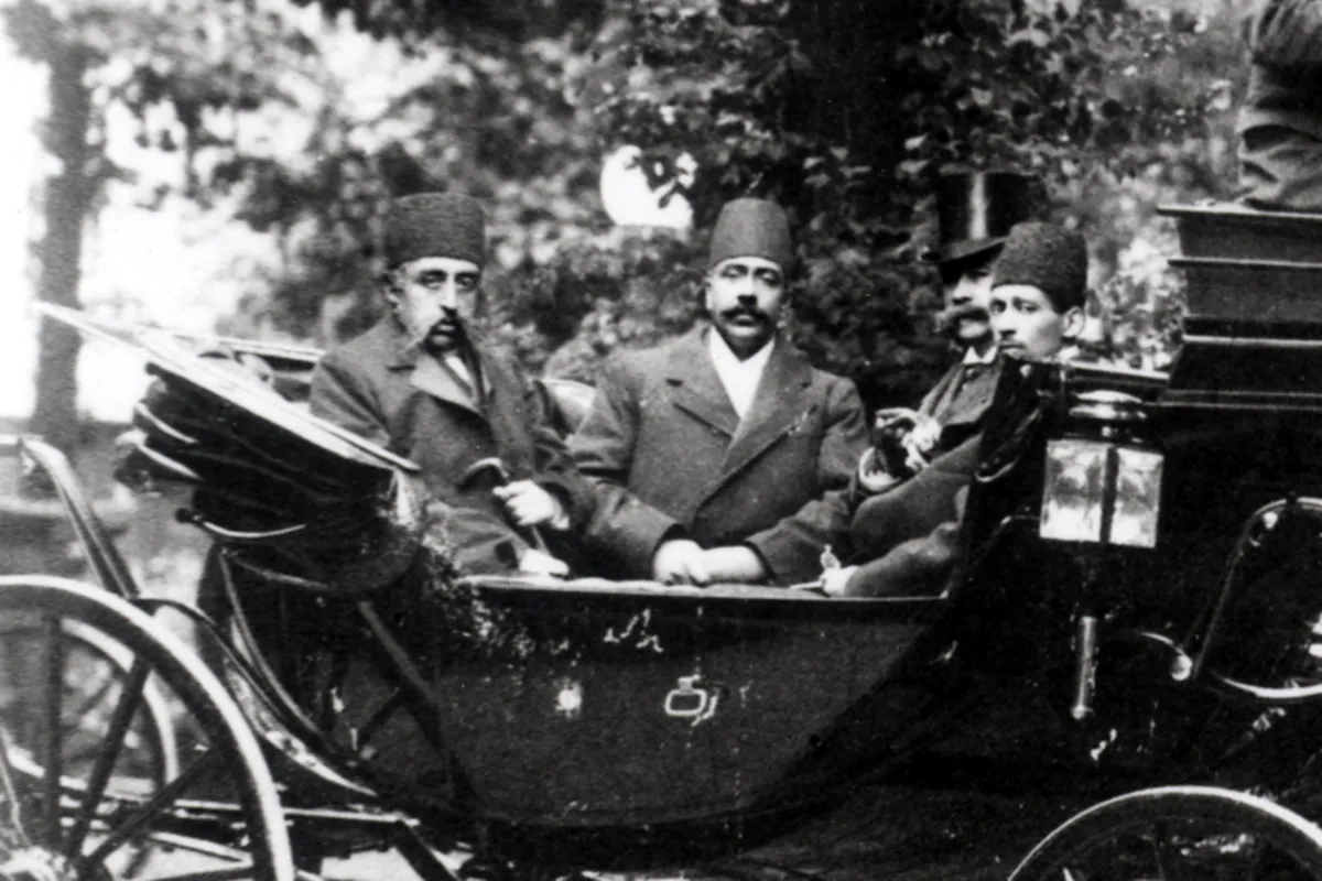 کالسکهسواری مظفرالدین شاه قاجار در پاریس