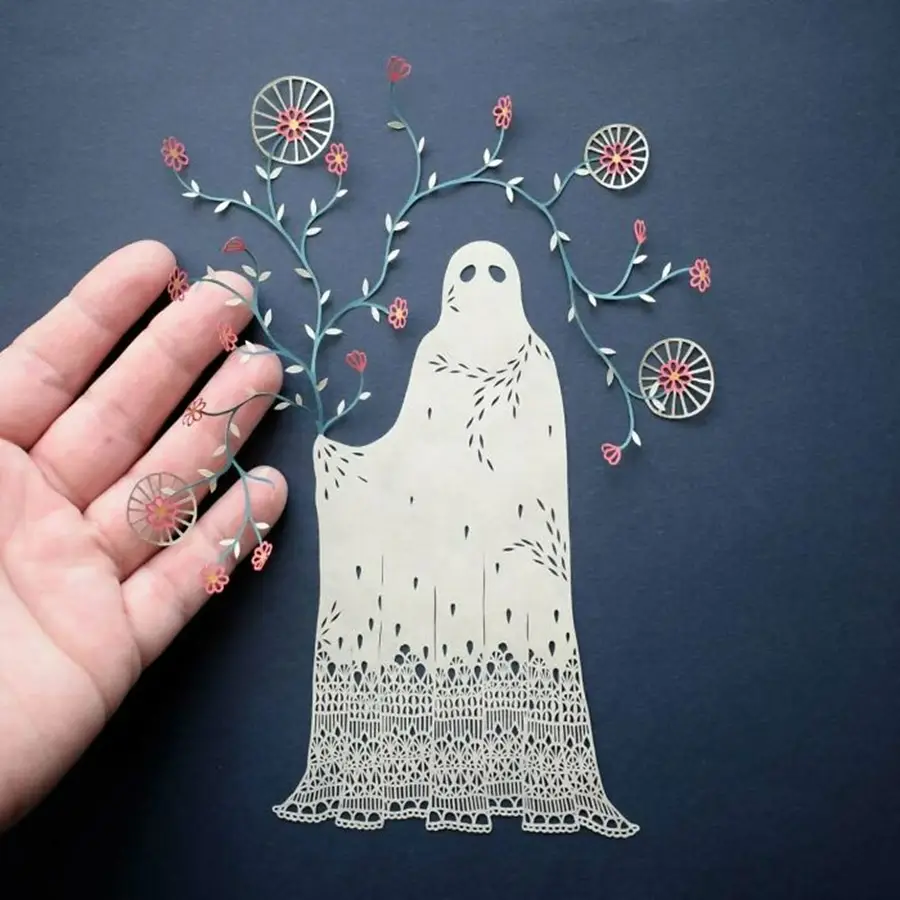 زنی با چادر از جنس کاغذ