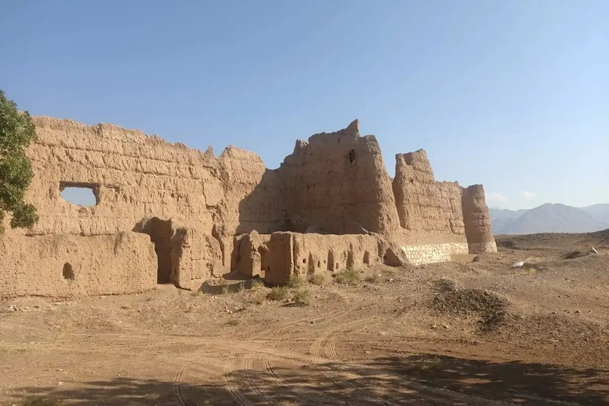 تاریخچه قلعه نشست‌آباد