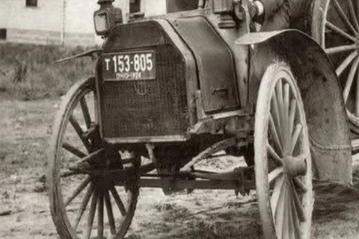 تصویری از رانندگی سه جوان با یک ماشین قدیمی