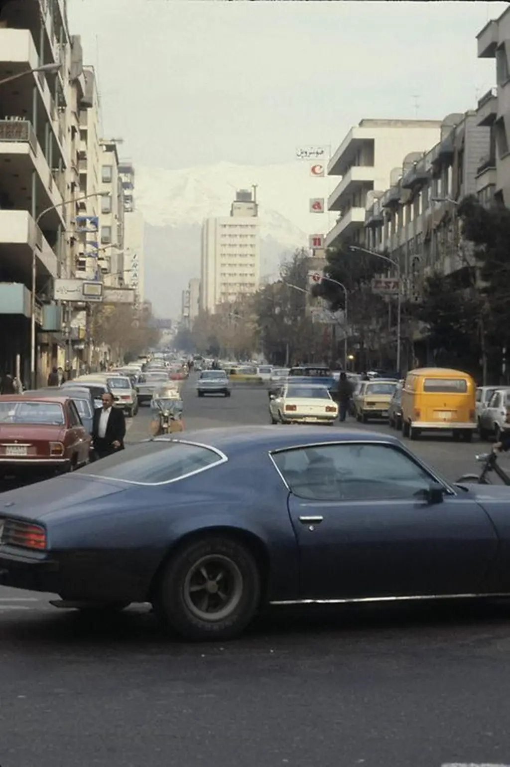 خودروی پونتیاک ترنس ام در خیابان ویلا تهران