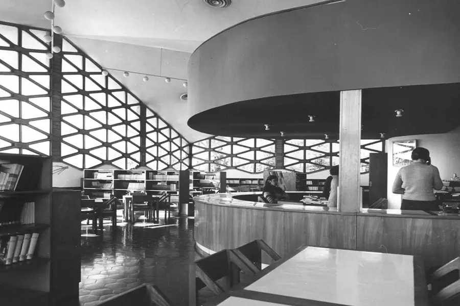 تصویری قدیمی از کتابخانه عمومی پارک شهر تهران در 1350