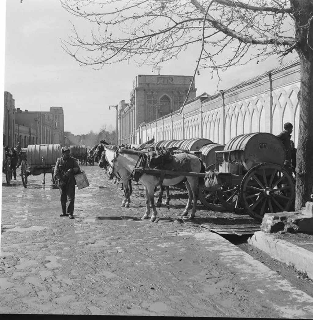 درشکه‌هایی که آب آشامیدنی و یخ به تهرانی‌ها می‌فروختند